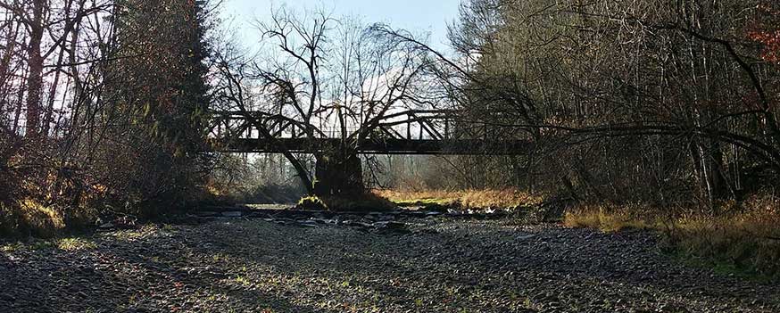 "Isny Bähnle" - bei Großholzleute vor der ausgetrockneten Argen