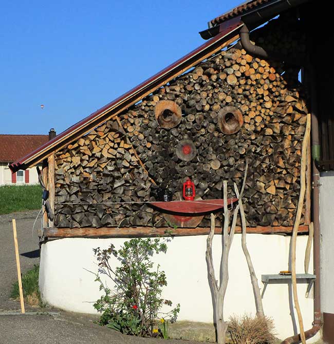 Holzstapel kreativ in Heimenkirch