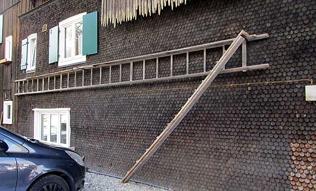 sportliche Herausforderung - Katzenleitermit Holzleiter kobiniert - geht nur bei offenem Fenster