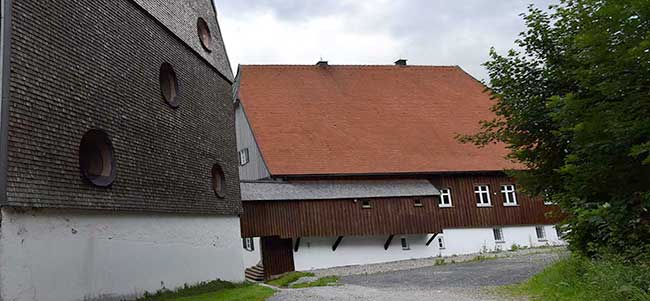 Über einen schmalen, eingehausten Gang kommt dieser Geistliche unerkannt und trockenen Fusses zu seiner Arbeitsstätte. Oder hat die Kirche hier zu viel Geld?