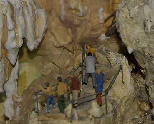 Die einzige begehbare Höhle im Allgäu wäre die Sturmannshöhle bei Obermaiselstein - aber ohne Tropfsteine bitte, liebes Miniaturwunderland Team