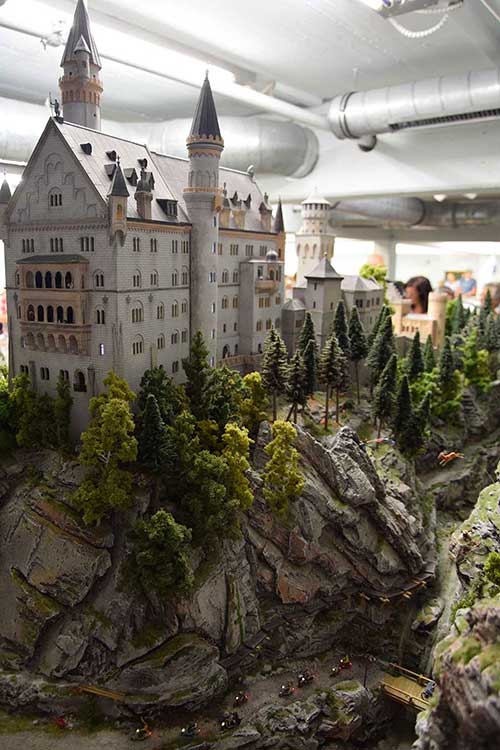 Schloss Neuschwanstein bei Schwangau als Modell im Miniaturwunderland Hamburg - Südseite