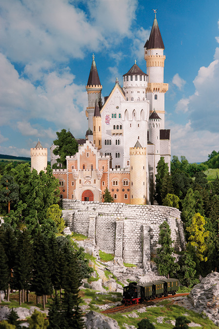 Schloss Neuschwanstein mit der König Ludwig Bahn im MiWuLa HH