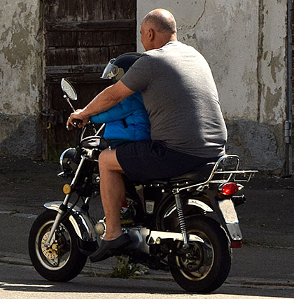 Der perfekte Mopedfahrer - mit Helm