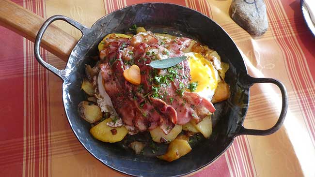 Bratkartoffeln, Spiegelei und Schinken gab es im Berggasthof Riefenkopf in der Pfanne 