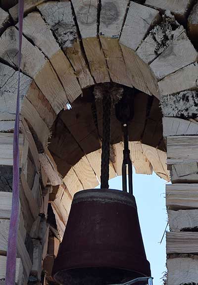 Holzkirchturm mit Glocke (Blumenkübel verkehrt) in Amtzell (Oberau) 