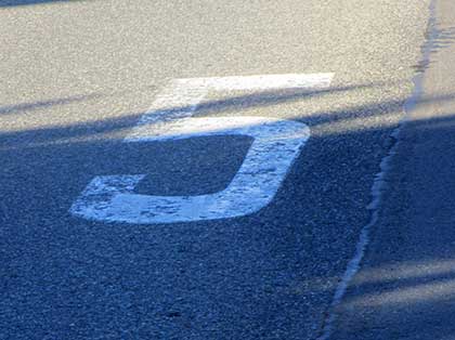 Hier wurde Glasfaser in der Strasse verlegt obwohl der Radwag daneben ebenfalls neu gebaut wurde, die 0 der 50 km/h Beschränkung aber nicht erneuert.