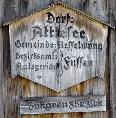 historisches Ortsschild Dorf Attlesee - Zollgrenzbezirk - Füssen
