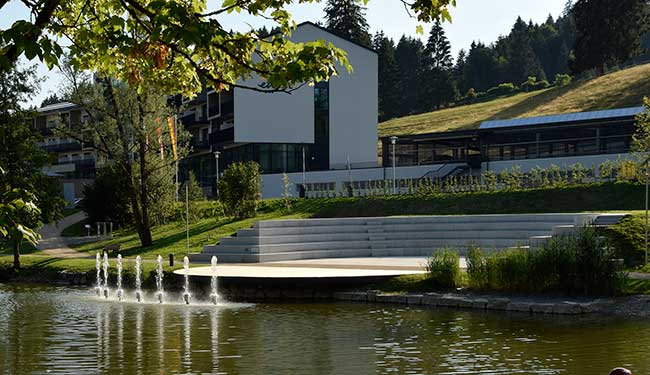 Gebrüder Immler - Theatron Scheidegg - harmonisch vor dem neuen Hotel Evita am See - wahnsinnig schöne Kulturlandschaft am See von Karl Immler aus Isny geschenkt (Kulturamt Isny hat es abgelehnt)