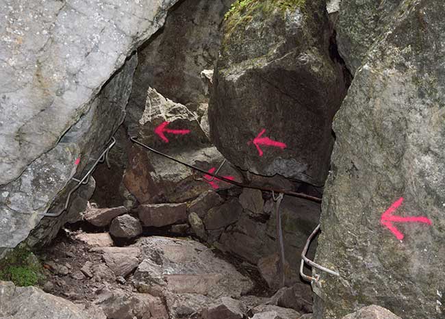 insgesamt 10 rote Pfeile verraten den Weg duch die Starzlachklamm an diesem Engpass, eine adere Wergmöglichkeit ist ausgeschlossen.