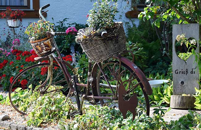 Nur noch aus Eisen besteht dieses Blumenständer - Griaß di - im Holzstaplerdorf Trauchgau 