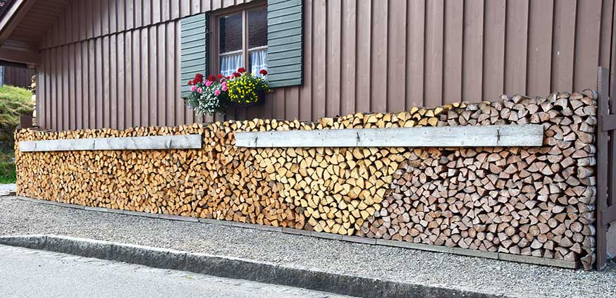 Trauchgau - das Holzstapler Dorf im Allgäu - man sieht hier sehr gut das unterschiedliche Alter vom Holz