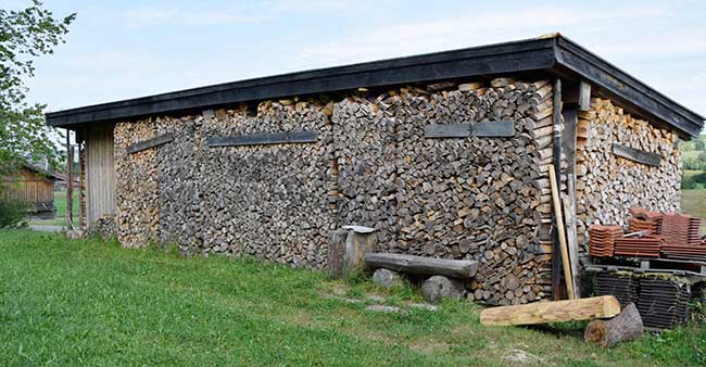 Diese Holzstapel ummantelte Hütte ist sehenswert - Bild klicken und 2 Sek warten