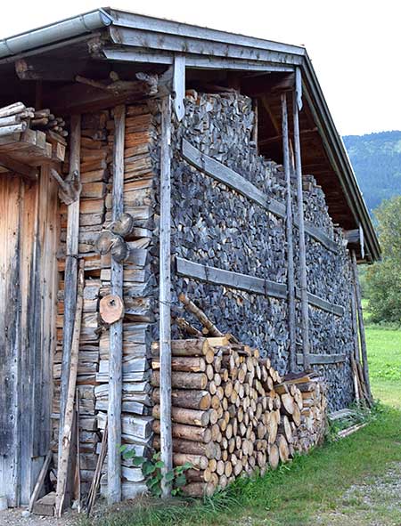 3 lagiger Holzstapel im Holzstaplerdorf Trauchgau im Allgäu