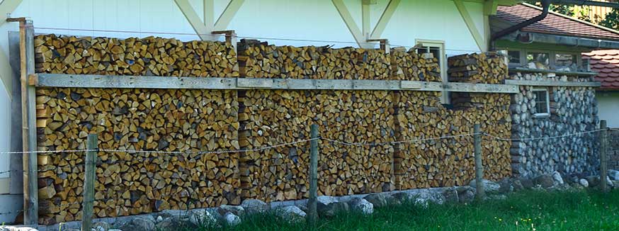 Holzstaplerdorf Trauchgau - alle Fenster sind frei gelassen worden 