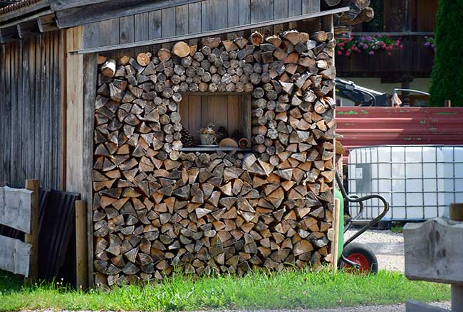 Holzstapler Gemeinde Trauchburg - sieht fast wie ein Insekten Wohnhaus aus