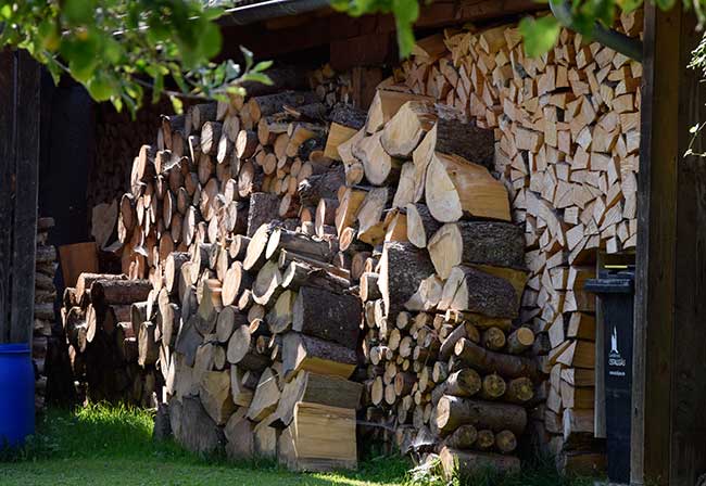 Die Holzstücke werden auch noch kleiner in dem Holzstaplerdorf Trauchgau