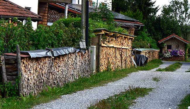 Holzstaplergemeinde Trauchgau - etwas Holz an der Auffahrt