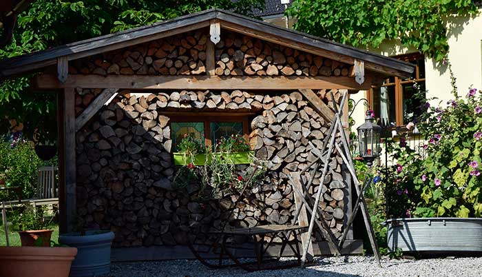 Ein Holzhaus - 1 Scheit tief - Holzstapler Gemeinde Trauchgau