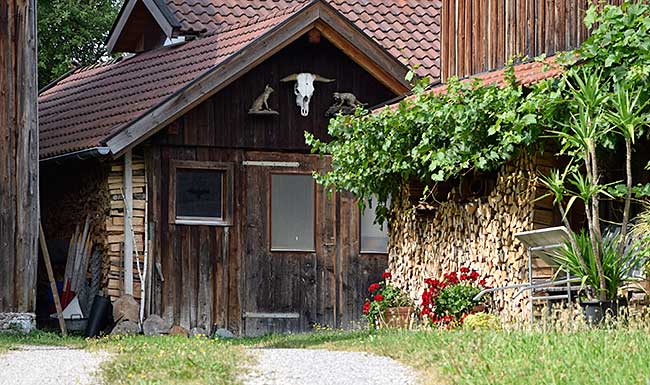 Über all Holzstapel, manchmal gärtnerisch umrahmt im Holstaplerdorf Trauchgau