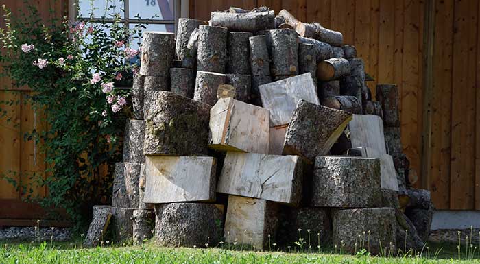 Noch nicht ganz ofenfertiger Holzstapel im Holszatplerdorf Trauchgau