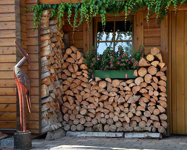 Die Garage hat ein Gesicht und der Stapel Charatker im Holzstapler Dorf Trauchgau