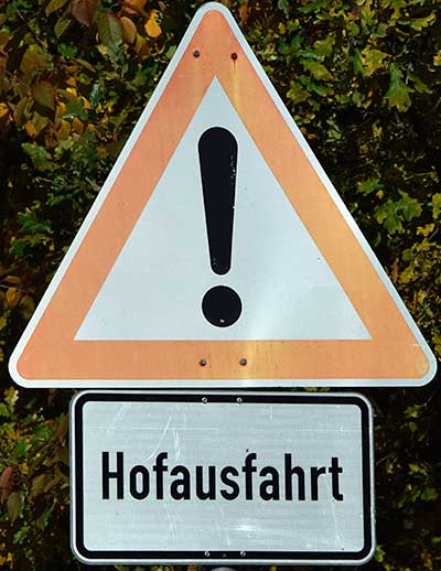 In Bayern heisst das "Gefährliche Hofausfahrt" bei Itzlings (Hergatz) 2018 - obwohl hier nie ein Hof war, nur ein Schrankenwärterhäuschen