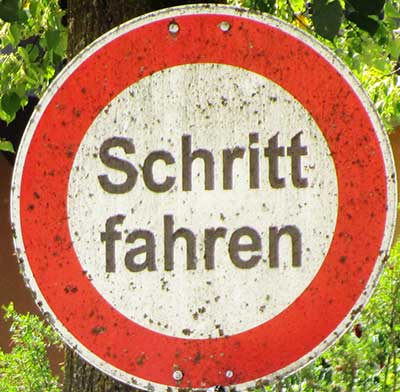 Verkehrszeichen "Schritt fahren" an der Waldorfschule in Wangen 2018