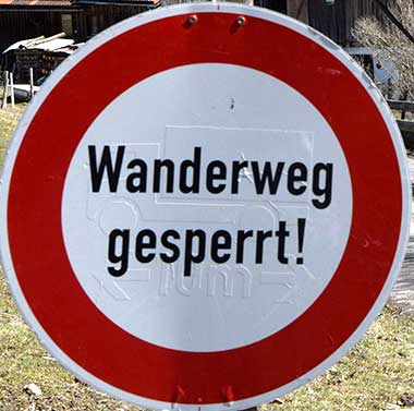 Wanderweg gesperrt - Laut Gemeinderat ist Winter von Ende Oktober bis 15. April. Danach kommen die Schilder wieder weg.
