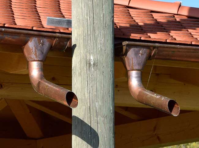 Dachrinne hat kein Platz mehr, was machen? den Mast stehen lassen und das Wasser getrennt ablaufen lassen :-) 