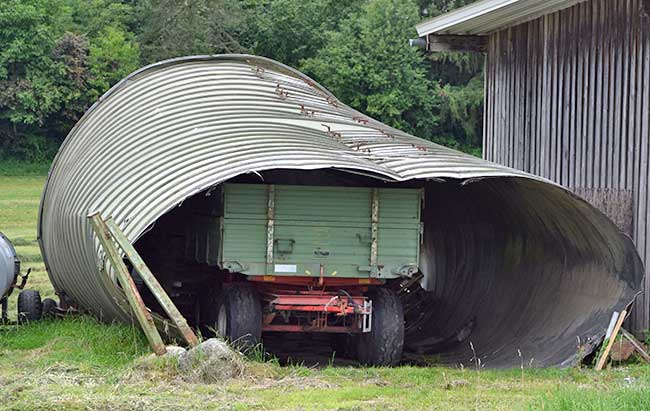 In Achberg ist bei enem Bauern die Garage unter der Schneelast etwas verformt worden 2019