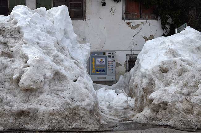 Für die Raucher wird der Schneeberg extra ausgegraben in Walzlings (Altusried 2019)