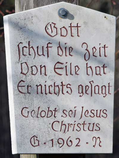 Gott schuf die Zeit, von Eile hat er nichts gesagt - Wegkreuz zw. Stephansried und Attenhausen 2019