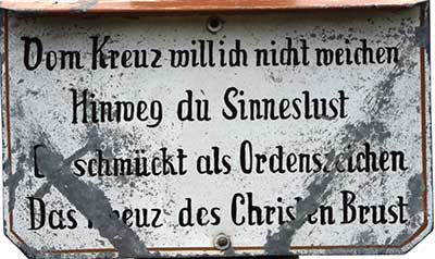 Vom Kreuz will ich nicht weichen, Hinweg du Sinneslust. Es schmückt als Ordenszeichen, das Kreuz des Christen Brust.