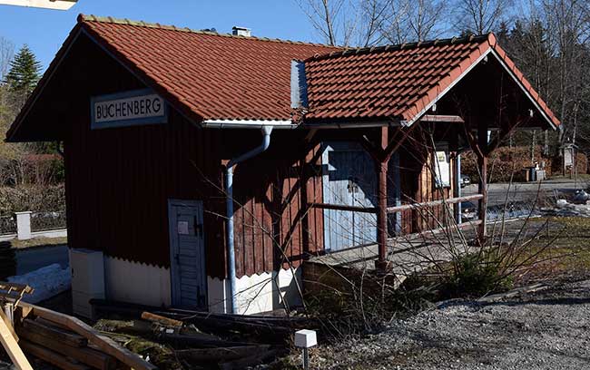 "Isny Bähnle" - Bahnhof Buchenberg - mitten im Ort gelegene Wegmarke des Radweges auf der ehemaligen Trasse