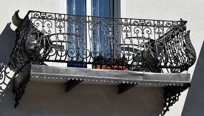 Der Balkon eines Schmiedemeisters in Buchenberg besteht aus ......... Schmiedeeisen natürlich