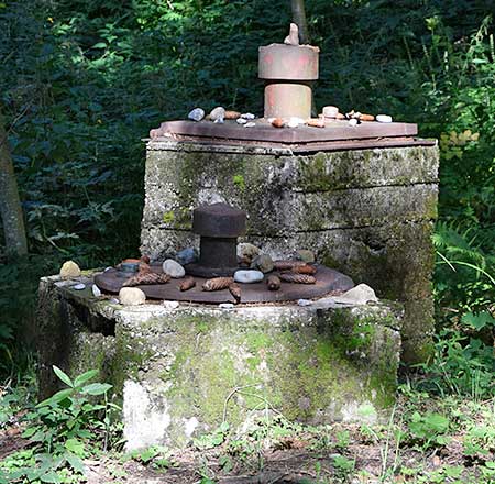 Die Steine am Eingang vom Waldkloster haben garantiert eine Bedeutung