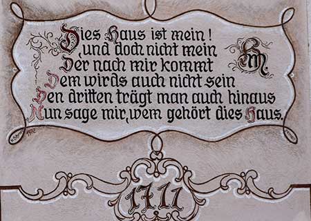 Dies Haus mist mein Haus, und doch nicht mein. Der nach mir kommt, dem wird es auch nicht sei. den dritten trägt man auch hinaus, nus sage mirwem gehört dies Haus - in Altensteig Dirlewang