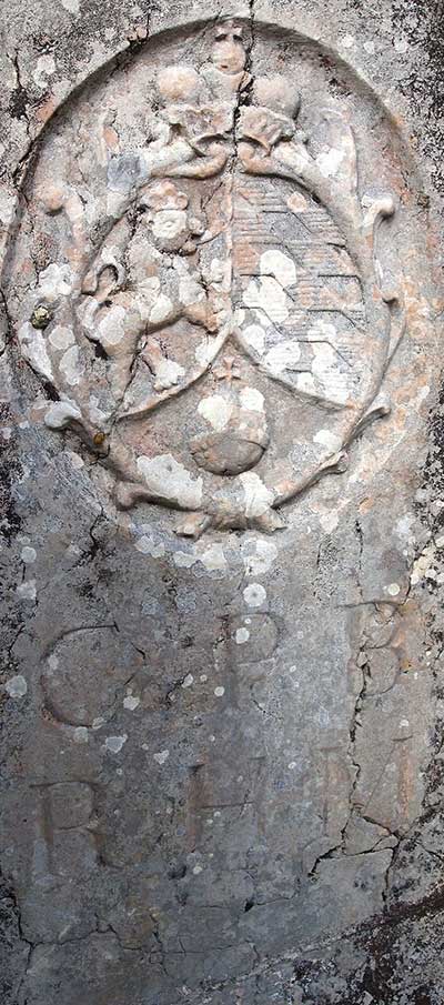 Dreiländerstein in Binkenhofen (Eggenthal) - CFB-RHM nach Nordosten für die Kurpfalz Bayern und Reichsherrschaft Mindelheim mit Wappen