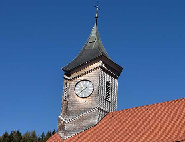 In Eisenbach (Adelegg) steht die Kirche St. Martin mit  ihrem sechsseitigen Kirchturm - 2019