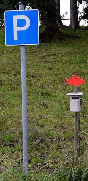 Parkplatz Kögelweiher mit der Fisch-Kasse für Angler