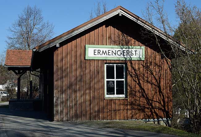 Der ehemalige Bahnhof Ermengerst beherbert heute einen Jugendtreff und eine kleine öffentliche Bibliothek