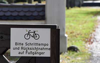 Sie sollten auf dem Friedhof Wangen bitte keine Fussgänger mit ihrem Rad umfahren!