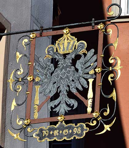 Der Habsburger Adler von 1998 im Stadtzentrum von Füssen, die Wirtschaft gibt es schon lange nicht mehr (2019)