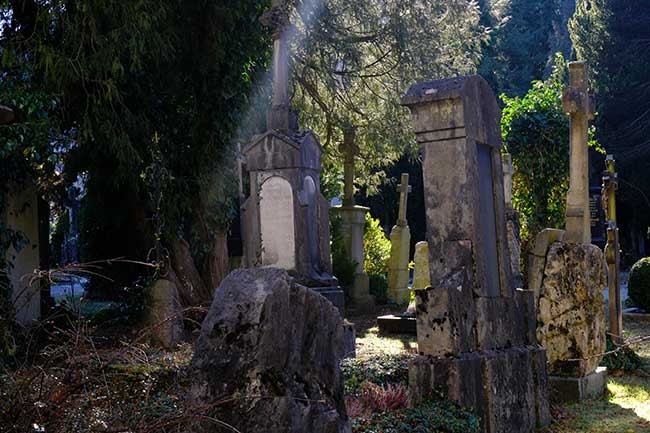 Auf dem alten Friedhof in Füssen - alte Gräber etwas schräg 2019