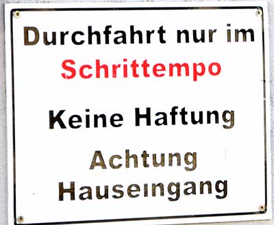 Parkplatzeinfahrt für ein Hotel - Der Hauseingang ist wirklich nicht zu sehen bei dieser Durchfahrt! Füssen 2019