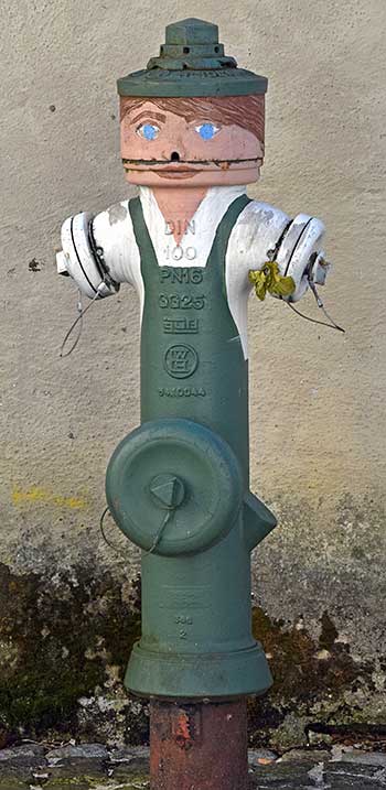 bemalter Hydrant in Füssen 2019 an der alten Stadtmauer gesehen