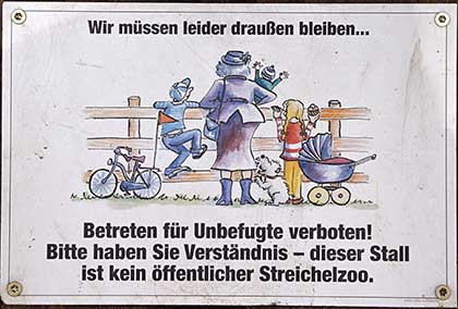 Pferdestall - betreten verboten - dieser Stall ist kein Streichelzoo - Gebratzhofen