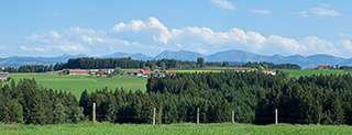 Blick vom Radler Bänkle in Lengatz auf den Alpenhauptkamm mit der Nagelfluhkette in XXL, unten in XXXL - Link klicken!