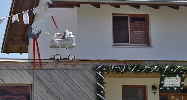 Zur Hochzeit ist der Kinderwagen aufgestellt worden und der Storch bringt das Kind - ist doch hoffentliich allen klar